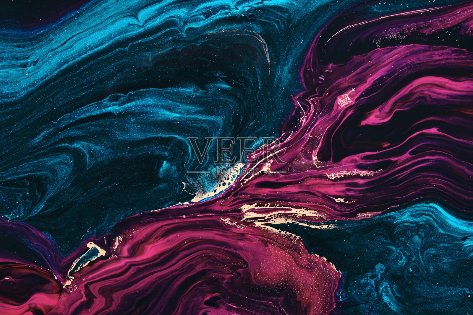 流体艺术。金属金在抽象的蓝色和紫色波浪。大理石效果背景或纹理照片摄影图片