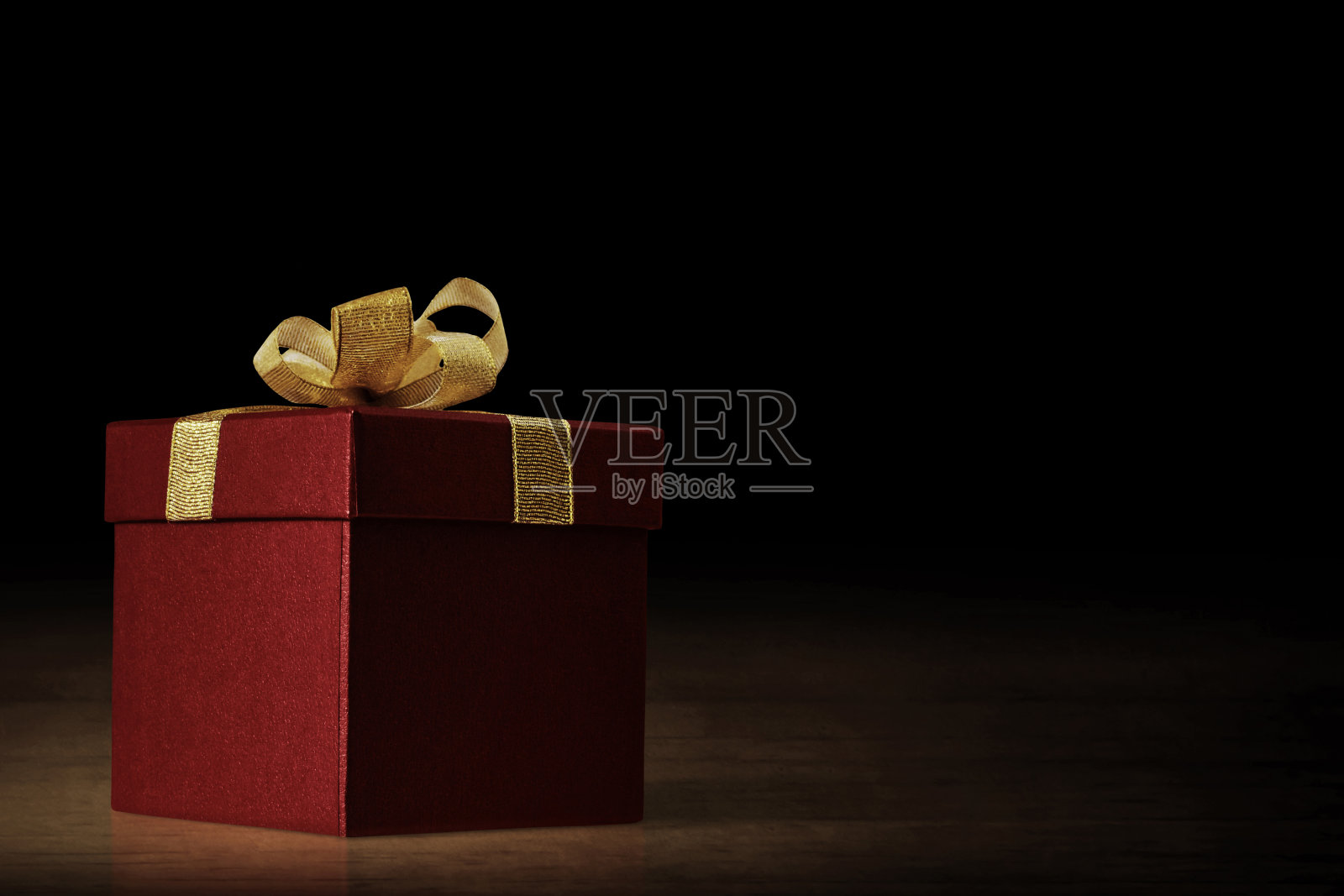 黑色背景上的红色礼品盒照片摄影图片