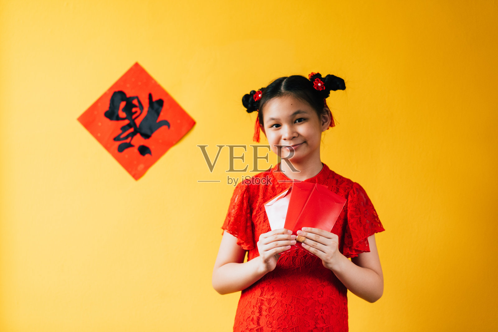 亚洲小女孩与中国新年对联照片摄影图片