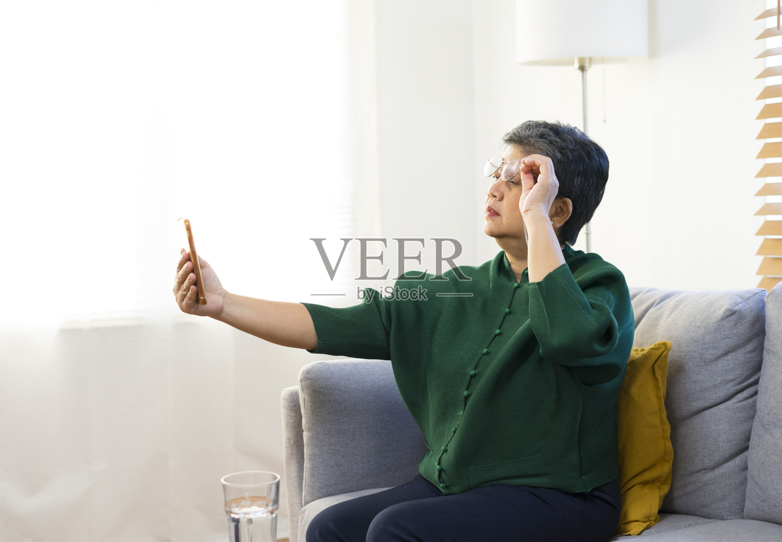 乐观的老年妇女在家放松的肖像照片摄影图片_ID:352980323-Veer图库
