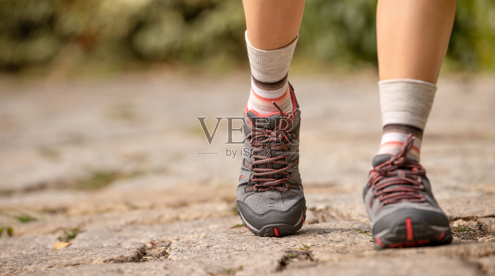 年轻的健身女性徒步旅行者的腿在森林小径行走照片摄影图片