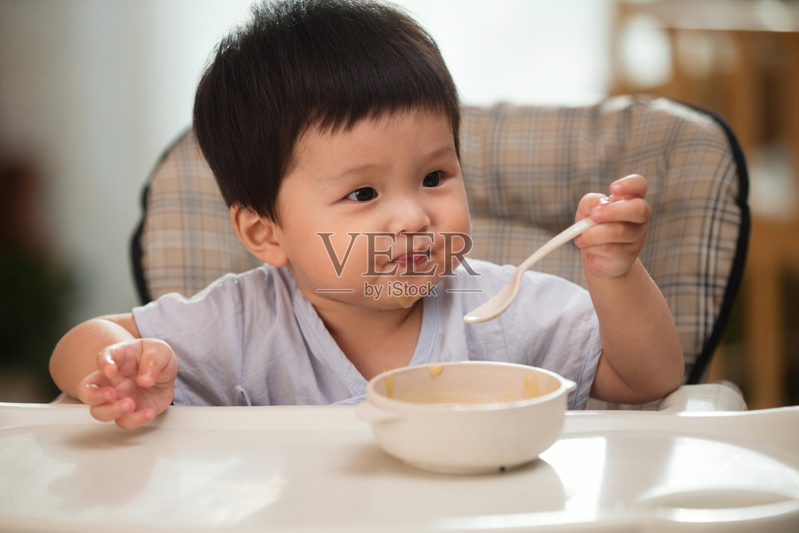 宝宝吃饭照片摄影图片