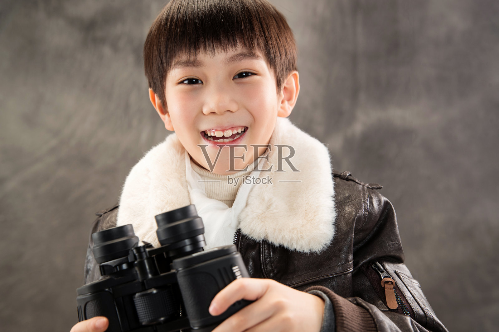 拿着望远镜的快乐男孩照片摄影图片