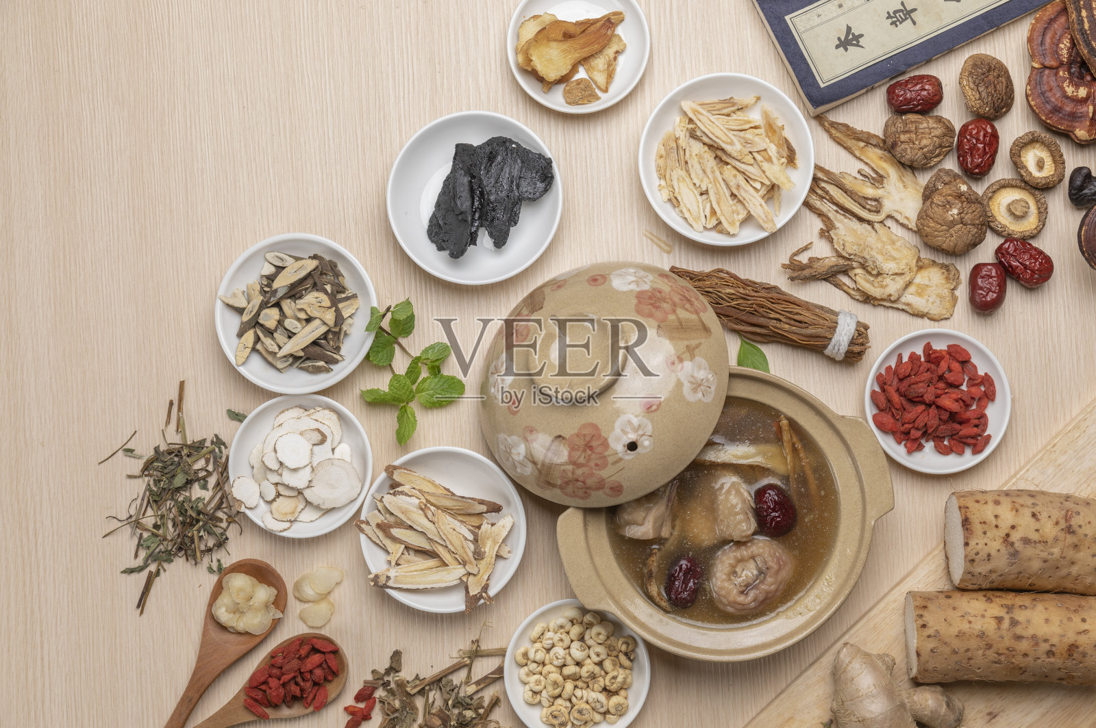 香菇枸杞红枣鸡汤及各式中药材照片摄影图片