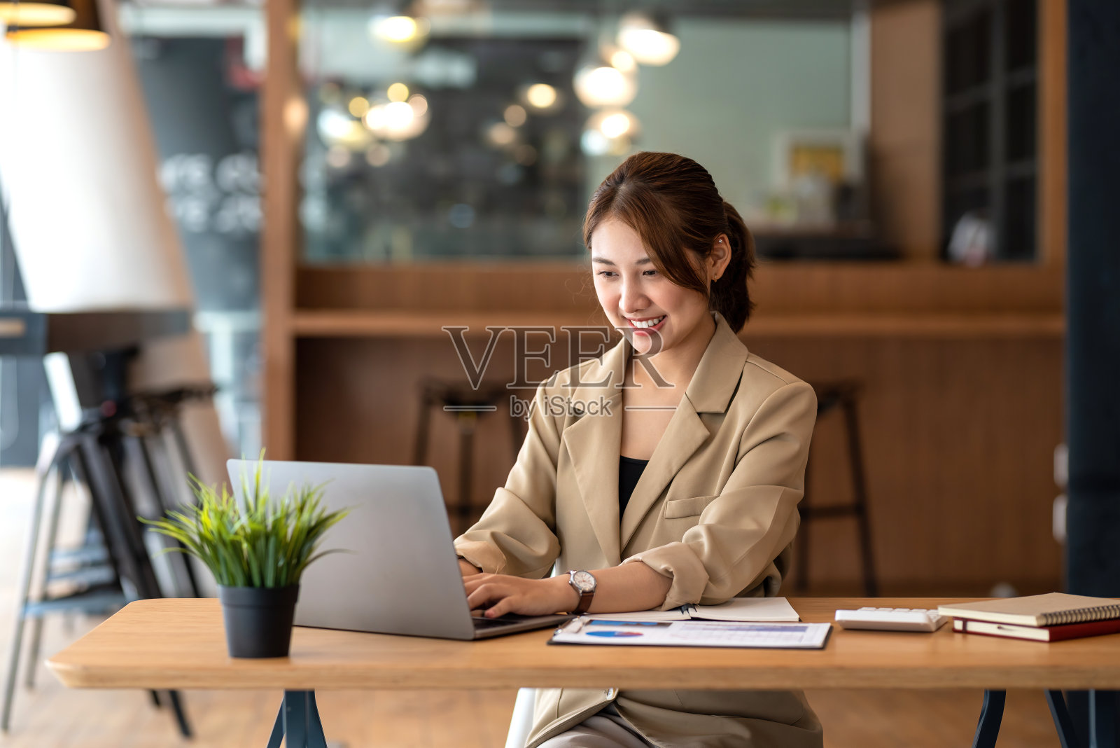 微笑美丽的亚洲女商人肖像享受坐在办公室笔记本电脑的想法。照片摄影图片