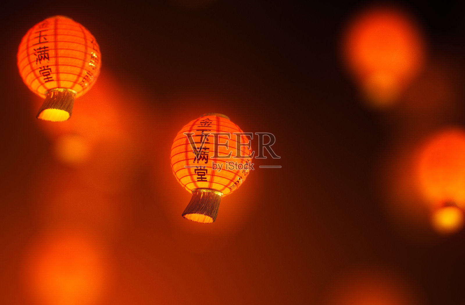 中国的灯笼在夜晚飞走了照片摄影图片