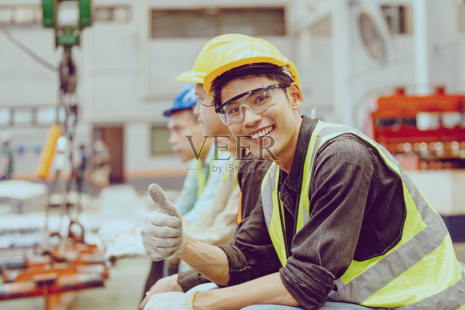 重工工人工人服务队在金属厂工作人像快乐微笑。照片摄影图片