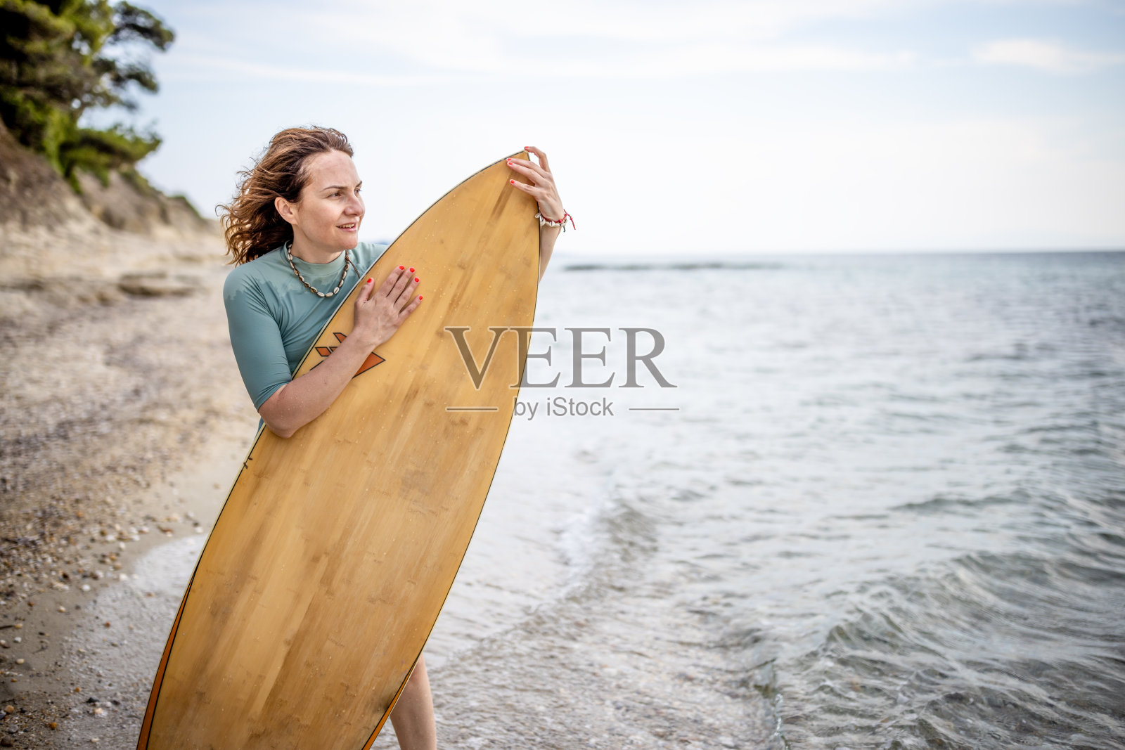 夏季旅游海滩度假。带着冲浪板的快乐女人。夏天照片摄影图片_ID:133081799-Veer图库