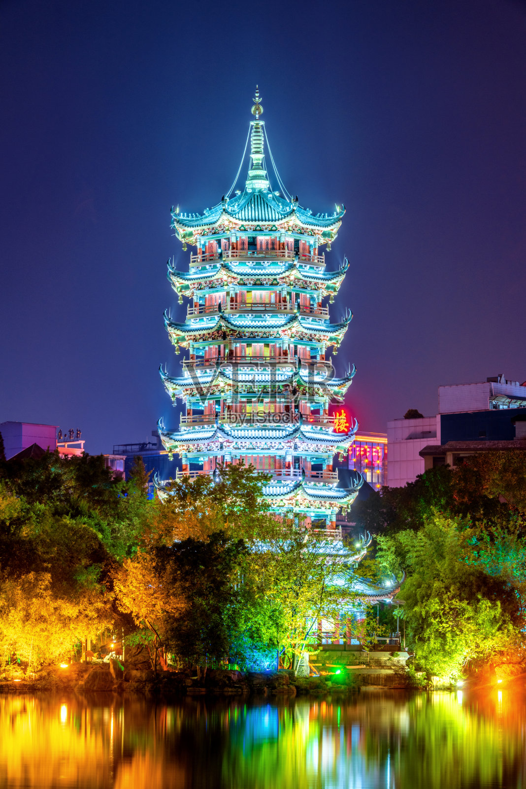 中国广西桂林月塔夜景风光照片摄影图片