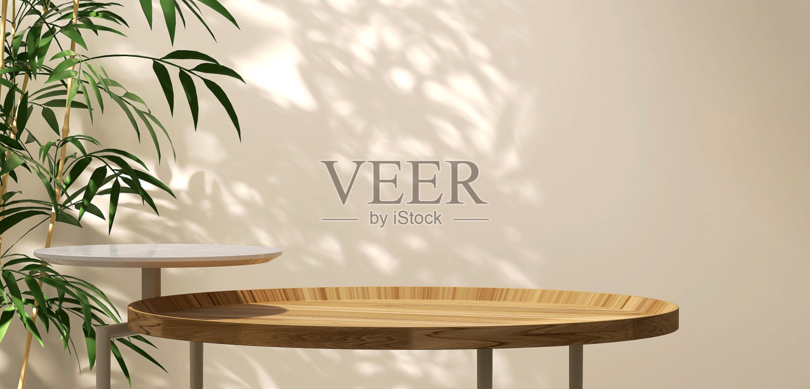 现代，简约和豪华的圆木台桌与中国竹子斑驳的阳光和叶影在米色的墙壁照片摄影图片