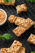 烤花生黄油谷物棒，配坚果，燕麦和蜂蜜。健康的蛋白质的零食摄影图片