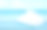 白色沙滩毛巾上的木头模糊的蓝色海洋背景素材图片