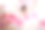 穿着婚纱的年轻女子在奢华的室内装饰着一堆粉色和白色的气球。素材图片