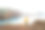 一名身穿橙色防水夹克、紧身衣和跑鞋的跑步者在葡萄牙马德拉岛最东端的蓬塔·德·圣LourenÃ§o半岛的大西洋海湾山脉慢跑素材图片