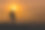 拍摄日落，摄影师在日落时上山素材图片
