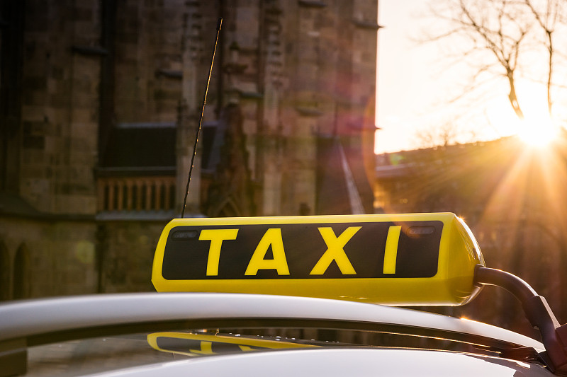 出租车标志标志呼叫日落耀斑户外欧洲旅游旅游车屋顶黄黑色图片下载